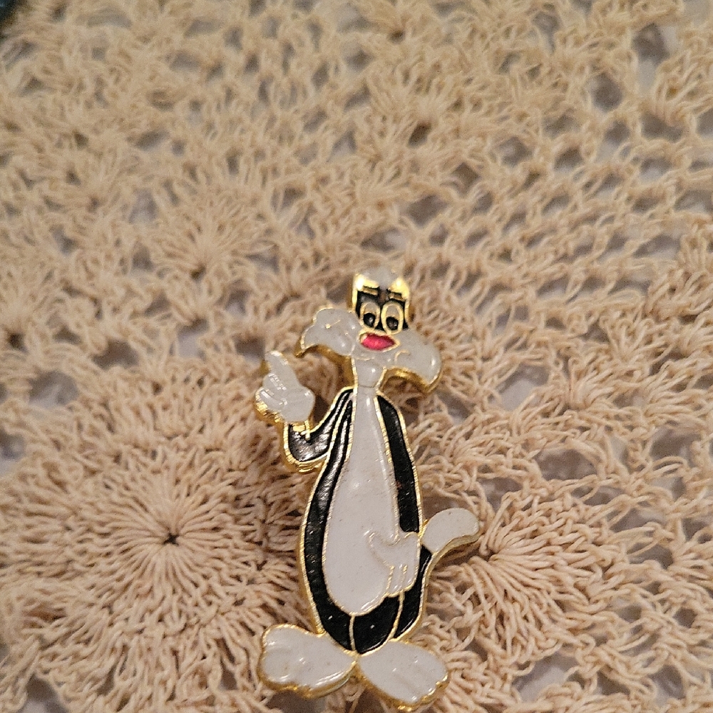 Sylvester the Cat gold~black pin